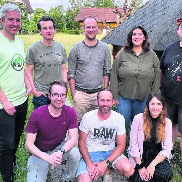 Zum Jubiläum kommt die Nati - Sie organisieren das 10. Grümpi, hinten von links: Rafael Mittler, Nico Hilfiker, Patrick Ledermann, Eveline Hürlimann, Marc Bacher; vorne von links: Peter Zeltner, Manuel Klein, Regina Meier. Bild: zg