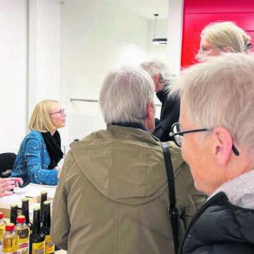 Bis auf den letzten Stuhl - Hochbetrieb am Empfangstisch, wo Anna Lind (links) und Eveline Meyer alle Hände voll zu tun hatten.