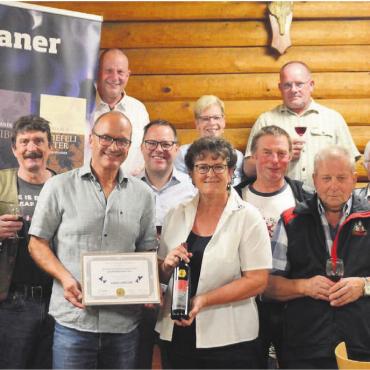 Auch beim Rotwein die Besten - Die Ortsbürgerkommission und das Rebberg-Team freuen sich über das überreichte Diplom. Doppelt ist die Freude bei Ortsbürgerin Milly Stöckli, die auch Präsidentin des Ortsbürgerverbandes Aargau ist. Bild: Annemarie Keusch
