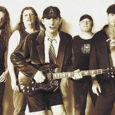 Nicht irgendeine Coverband - Die Coverband «AC/DX» heizt ganz im Sinne der australischen Hard-Rock-Band Bild: zg