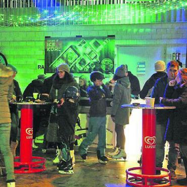 Dancing on Ice - Auch Nicht-Schlittschuhläufer lud die Eisdisco zum Verweilen ein.