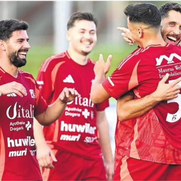 Duell in Spitzengruppe - Die Murianer (von links: Valentin Gashi, Gentrim Uka, Belmin Mrkonja, Tihomir Grabovica) haben Grund zur Freude. Mit Trainer Alain Schultz zeigt Muri wieder guten Fussball und gehört zu den Spitzenteams der 2. Liga. Bild: Archiv/awa