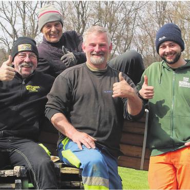 Es kribbelt vor dem Heimevent - Aktuell beim Aufbau des Motocross im Einsatz (von links): OK-Präsident Ueli Hilfiker, Walter Traber (hinten), Andreas Wyss, Mathias Hilfiker. An den beiden Renntagen werden sehr viel mehr Helfer mit anpacken. Bild: Josip Lasic