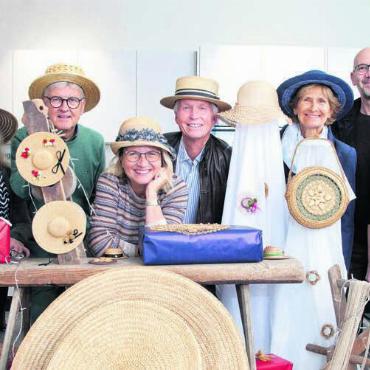 Gekonnt in Szene gesetzt - Der Verein «Freunde Strohmuseum» ist für die Dekoration im Schaufenster des ibw-Shops zuständig. Bild: pd