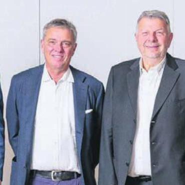 Zukunft nachhaltig sichern - Nach der Vertragsunterzeichnung (von links): Philippe Scherer (CEO Peter Wiederkehr Holding AG), Tobias Thommen (Delegierter des Verwaltungsrats der Thommen Group AG), Peter Wiederkehr (Inhaber Peter Wiederkehr Holding AG) und Pouyan Dardashti (CEO Thommen Group AG). Bild: zg