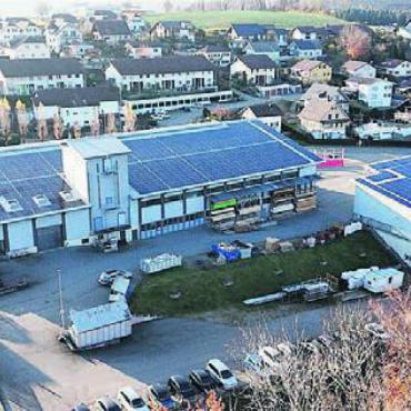 65-mal um die Erde fahren - Die neue Anlage auf dem Firmengebäude ist seit Kurzem in Betrieb. Bild: zg