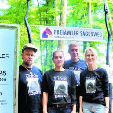 «Das sind Killer, keine Kuscheltiere» - Das Sagenweg-Team lud in den Waltenschwiler Wald. Von links: Rafael Häfliger, Nadine Zanyi, Alex Schaufelbühl und Karin Renner. Bild: tst