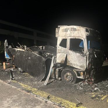 Mehrere Brände im Raum Wohlen - Ein Lastwagen, der in Wohlen vollständig ausgebrannt ist. Das war einer von mehreren Bränden in der Nacht von Montag auf Dienstag. Bild: pd