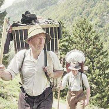 Gast im Open-Air-Kino - Der Bau einer Wetterstation auf dem Säntis erfordert den Einsatz vieler starker Männer. Bild: pd