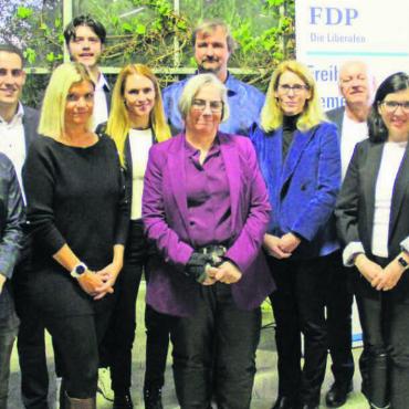 Die FDP will einen dritten Sitz - 16 Kandidaten und Kandidatinnen treten im Herbst für die FDP Bezirk Bremgarten an. Darunter auch fünf Vertreter der Jungfreisinnigen. Bilder: pf