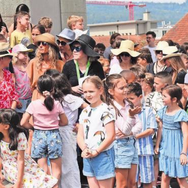 «Fortschrittlich und innovativ» - Am Ende des letzten Schuljahres feierten Lehrpersonen, Schülerinnen und Schüler die Einweihung der beiden Primarschulhäuser Halde (Bild). Nun startet das Unternehmen Schule Wohlen ins neue Schuljahr, und alle Stellen konnten besetzt werden. Bild: Archiv/dm