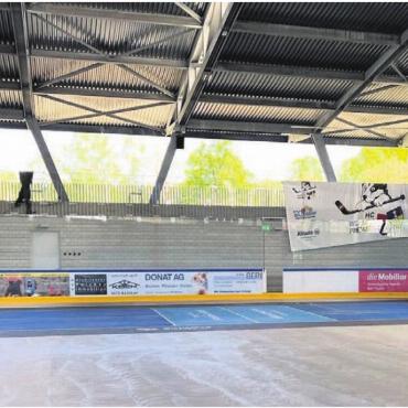 Neue Anlaufstelle für Pickleball - Die Pickleball-Felder werden in der Eishalle aufgebaut und bleiben bis am 25. August bestehen.    Bild: zg