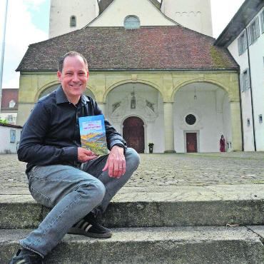 Bernauer wird flügge - Martin Rüfenacht zeigt sein neustes Werk. Diesmal spielen Muri, das Kloster und dessen Geschichte gewichtige Rollen. Und natürlich gehören auch Todesfälle dazu. Bild: Annemarie Keusch