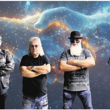 Eine Spur rockiger - Der Händedruck soll die «enge Verbindung der Menschen in der ganzen Welt» symbolisieren. Vor dem Cover-Bild des Albums «The Hope», von links: Adi Baba (Keyboarder), Carlo Gartenmann (Sänger und Gitarrist), Matt Mac Allan (Drummer), Rolf Preisig (Bassgitarrist). Bild: zg