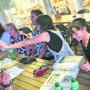 Autogramm auf dem Schuh - Am «Oldstar»-Tisch wurde in alten Fotos und unzähligen Erinnerungen geschwelgt.