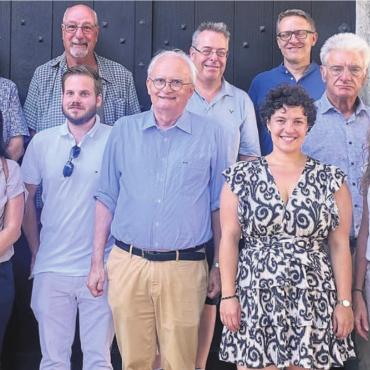 Ab aufs Schloss Habsburg - Die Einwohnerratspräsidentinnen und Einwohnerratspräsidenten, hinten (v. l.): Robert Steffen, Koni Gfeller, Marc Läuffer (amtierender Ratspräsident), Arsène Perroud. Vorne (v. l.): Hans Hübscher, Marlis Spörri, Cyrille Meier, Harold Külling, Julia Frischknecht (amtierende Vizepräsidentin), Arthur Fischer, Ariane Gregor, Urs Kuhn. Bild: zg
