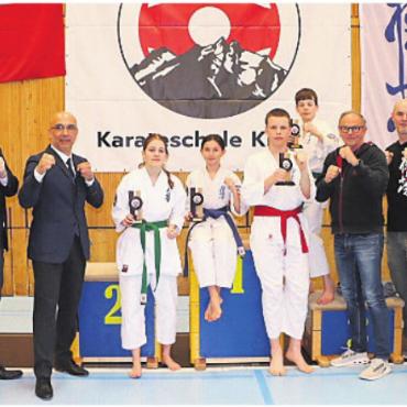 Doppelsieg für Nila Ismajli - Der Karate-Club Wohlen am Pilatus-Cup (von links): Senpai Roland Konrad, Senpai Ciprian Tantu (beides Kampfrichter), Sophie Bacher, Nila Ismajli, Miro Farni, Nils Hoffmann, Markus Meier, Adi Bammert (beides Coaches), Senpai Erich-Andreas Bürgisser (Kampfrichter). Es fehlt Maya Banceanu. Bild: zg