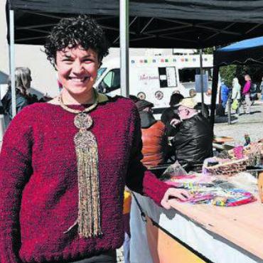 Hier trifft man sich - Julia Frischknecht wertet ihren Pullover mit einer afrikanischen Kette auf.