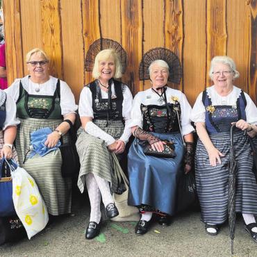 Volksfest in vollen Zügen genossen - Bestens gelaunt: Die Sonntagsgruppe der Wohler Trachtenfrauen durfte sich über viele Begegnungen und einen farbigen Umzug freuen. Bilder: zg