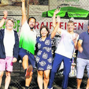 Nur die Wespen störten das Jubiläum - Alle Finalisten, vereint auf einem Bild (von links): Reto Zumbühl, Martin Leu, Silke Lipold, André Stutz, Corinne Moos-Trottmann, Daniela Haug, Markus Schüpbach, Carlo Rosano, Niels Hildebrandt. Es fehlt Marianne Hurni. Bild: zg