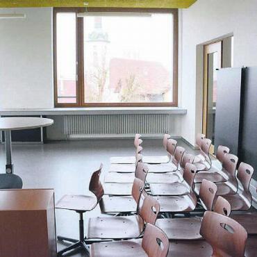 Logistisches Meisterwerk - Die neuen Stühle sind schon da, die Pulte fehlen noch, aber die Aussicht im neuen Schulzimmer ist top.