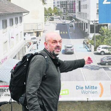 «Es braucht gegenseitigen Respekt» - Machte die Sache gut und informierte ausgewogen: Patrick Schmid vor einem Plakat des Referendumskomitees.