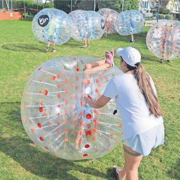 Das Dorf, in dem man sich hilft - «Zunderobsi» beim Bubble-Fussball der Jugendarbeit.