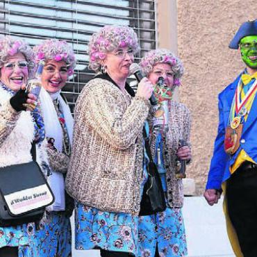Neue Ära für Hägglinger Fasnacht - Fabio «der charmanti Chrampfer» Sandmeier konnte viele Gratulationen von anderen Fasnachtsgruppen entgegennehmen, hier die Sirenen aus Wohlen.