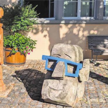 Das Licht in der Stadtkirche - Während unsereiner in diesen Tagen eher den Schatten sucht, fühlen sich die ArtWalk-Skulpturen in der Spätsommersonne pudelwohl.