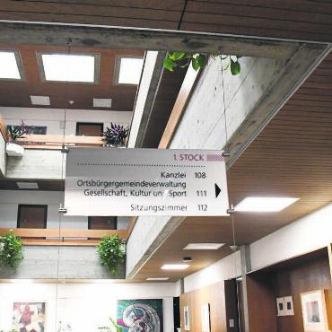 «Der Tragweite bewusst» - Asbest-Alarm im gesamten Gemeindehaus: Im Verputz der Wände, bei den Akustikdeckenplatten und bei Elektrotableaus wurde Asbest vorgefunden. Die Teile mit Schadstoff müssen umgehend saniert werden. Bild: Daniel Marti