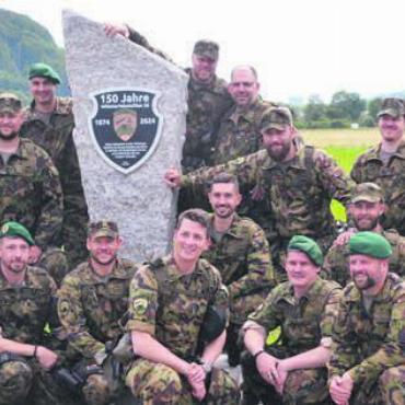 Kampfjets, Kavallerie und Kanonen - Freude über den Jubiläumsstein: der Stab des «Stumpenbataillons». Bild: tst