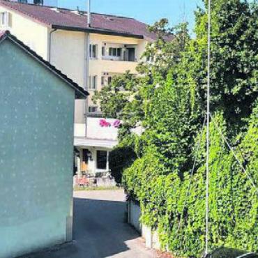 Wichtige Rechte gesichert - Durch diesen Durchgang sollte die Erschliessung für zwei Mehrfamilienhäuser erfolgen. Bilder: zg