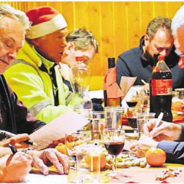 Der Chlaus war unter ihnen - Quiz in gemütlicher Runde: Studieren war bei den Boswiler Männerturnern angesagt. Bild: zg