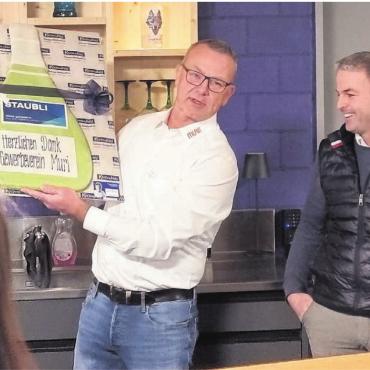 Treffen und Austausch führen - Gewerbevereinspräsident Urs Beyeler bedankte sich mit einer «gebackenen» Flasche für die grossartige Gastfreundschaft bei Marco Staubli. Bilder: Verena Anna Wigger