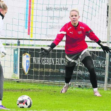 Schlaflos in Luzern - Laura Schneider beim Training des Schweizer Nationalteams im vergangenen November auf den Wohler Niedermatten. Die Aristauerin landete für die EM nur auf der Pikett-Liste, ist aber dennoch stark ins Turnier eingebunden. Bilder: @luzern.weuro2025 / Josip Lasic
