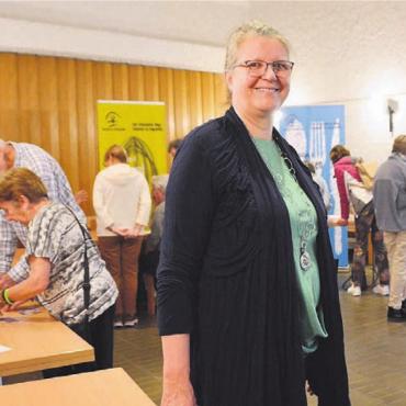 Um zu verstehen, wie es ist - Demenz am eigenen Leib erleben, mit dem Demenzsimulator hatte man die Gelegenheit dazu. Sozialdiakonin Maria Trost liegt das Thema sehr am Herzen. Bild: sab