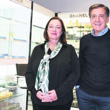 Das Ehepaar der feinen Düfte - Die Parfümerie ist für die beiden wie ein Stück Heimat: Über 37 Jahre lang führten Irene und Giusi Però das Fachgeschäft mit Leidenschaft, nun wird die Parfümerie Ende Februar geschlossen. Bild: Daniel Marti