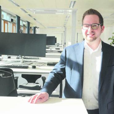 Aus zwei mach eins - David Sigrist im neuen Grossraumbüro im Obergeschoss des bisherigen CS-Gebäudes. «Die Mitarbeitenden erhalten neue und moderne Arbeitsplätze», erklärt der Standortverantwortliche der Geschäftsstelle Wohlen. Bild: Chregi Hansen