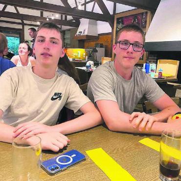 80 und 76 Punkte erreicht - Sie schossen gute Resultate: Noah Stuber (links) und sein Bruder Marc. Bild: zg