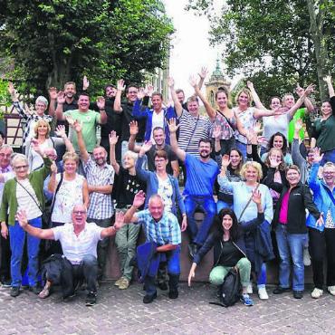 Ins Elsass eingetaucht - Gruppenfoto: Die Musikantinnen und Musikanten des Musikvereins Lunkhofen mit ihren Partnerinnen und Partnern in Colmar. Bild: zg