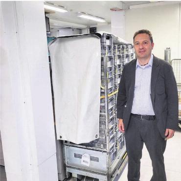 Im Container statt im Palast - Co-Teamleiter Christoph Steiner ist stolz, wie sich die Mitarbeitenden – und auch die Kunden – mit der besonderen Situation arrangieren. Bilder: str