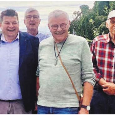 Im Kanton Zug unterwegs - Die ehemaligen Mitglieder der Finanzkommission auf Reisen auf dem Zugersee (v. l.): Hans Hübscher, Philipp Hofmann (Geschäftsführer Schifffahrt Zugersee), René Kaspar, Peter Breitschmid, Werner Strub und Louis Widmer. Bild: zg