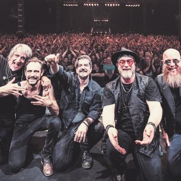 Drei Konzerte vor einer Legende - Grosse Euphorie der Ellis Mano Band um deren Gründer Gitarrist Edis Mano (Mitte) und Sänger Chris Ellis (2. v. r.): An drei Abenden spielten sie vor total 20 000 Deep-Purple-Fans. Bild: zg