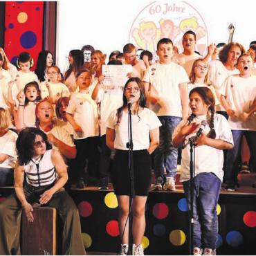 Nicht perfekt, aber wunderbar - Ein Konzert voller Emotionen: Es wird gesungen, getanzt und getrommelt. Dabei wachsen die Schüler über sich hinaus.    Bilder: Monica Rast