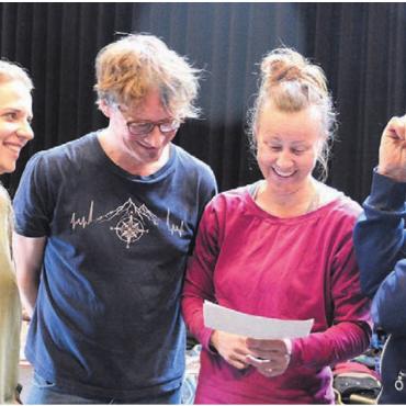Einmal im Rampenlicht stehen - Beruflich wie privat ein gut funktionierendes Quartett: Prisca Zweifel, Lukas Stäger, Ulla Tikka und Andreas Muntwyler (von links) leiten bereits zum siebten Mal die Kinder- und Jugendwoche.