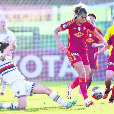Mit Tränen ins Abenteuer - Alayah Pilgrim bei ihrem Debüt für die AS Rom am letzten Samstag gegen Sampdoria Genua. Bilder: Massimo Insabato / zg
