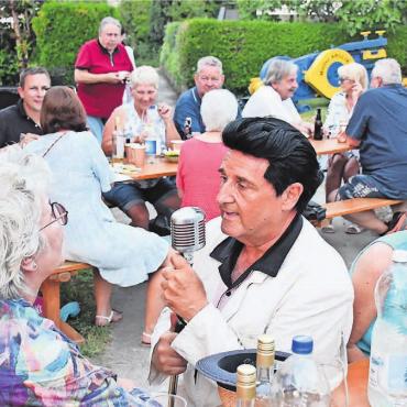 Die Gemeinsamkeit zelebriert - Stargast Rock ’n’ Rolf als Elvis mischte sich auch unters Publikum: Hier animiert er die ehemalige Grossrätin Margrit Kuhn (links) zum Mitsingen. Bild: Daniel Marti