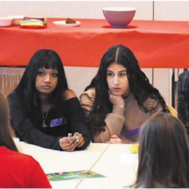 «Hang zur Geldverschwendung» - Die SVP behauptet von sich, dass sie als einzige Partei den Puls der Bevölkerung spürt: An der Jugendsession (Bild) war die Volkspartei zu dritt vertreten. Im Bild die Einwohnerräte Renato Hübscher und Peter Christen (rechts) an einem Diskussionstisch. Bild: dm