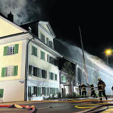 Acht Personen verletzt - Während der Gebäudeteil mit dem Ortsmuseum vor den Flammen geschützt werden konnte, entstand an den Wohnungen grosser Schaden. Bild: pz
