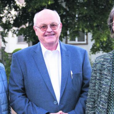 Sprachbarrieren überwinden - Brigitta Hubeli (links) und Claude Keller sind die ersten Lehrpersonen von Lernen im Quartier. Wie Präsident Andrea Duschén sind sie auf die Entwicklung sichtlich stolz. Bild: Monica Rast
